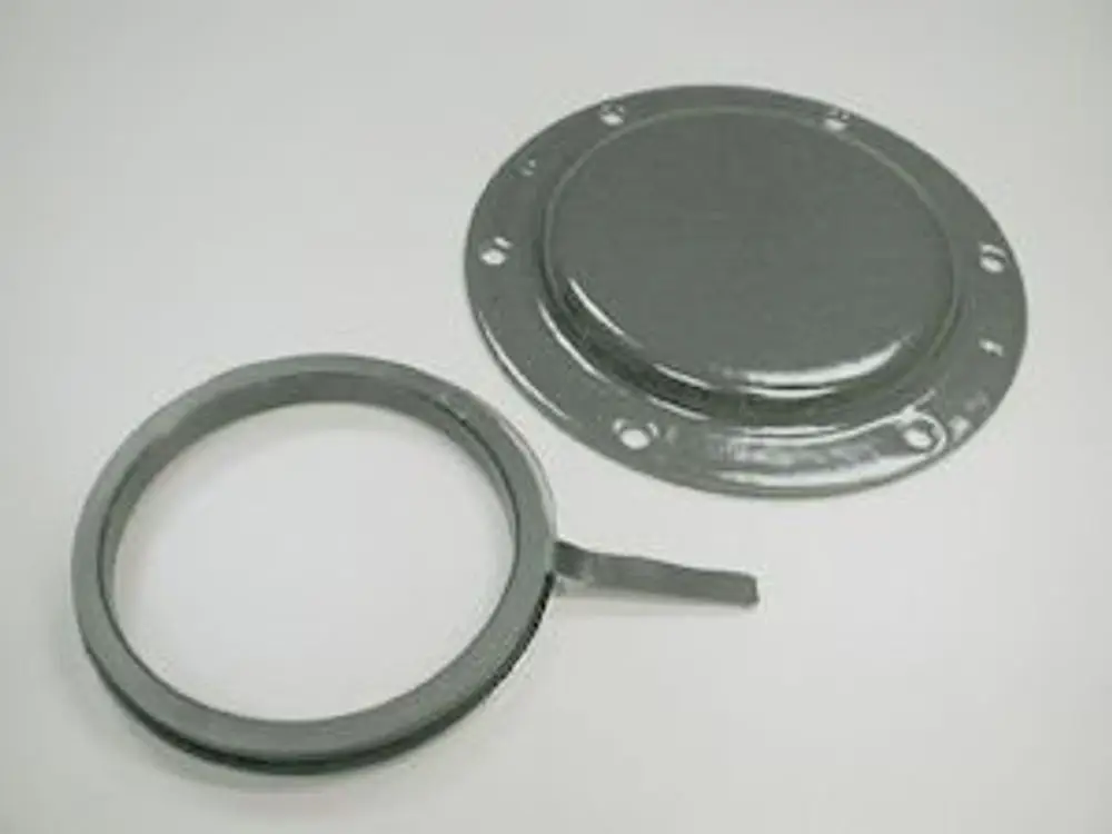 Grauer oberer Reinigungsdeckel von Remeha, bestehend aus einer runden Abdeckung und einem befestigenden Ring mit Halterung.